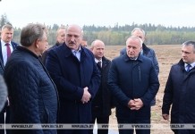 «Сложный год, но тем не менее урожайный». Подробности поездки Лукашенко в Толочинский район