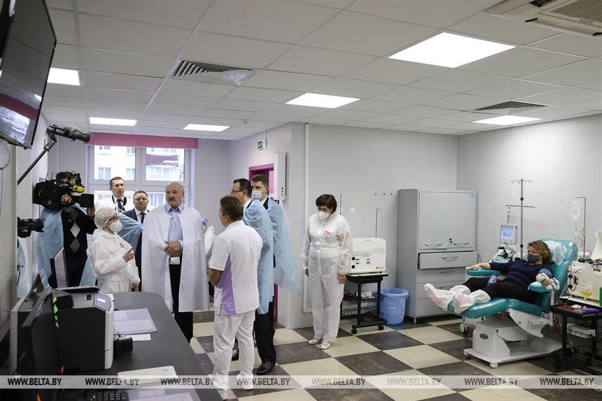 "Врачи делают большое дело" — Лукашенко посетил 6-ю городскую больницу Минска
