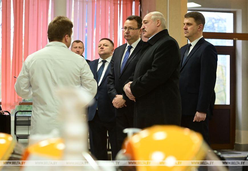 "Врачи делают большое дело" — Лукашенко посетил 6-ю городскую больницу Минска