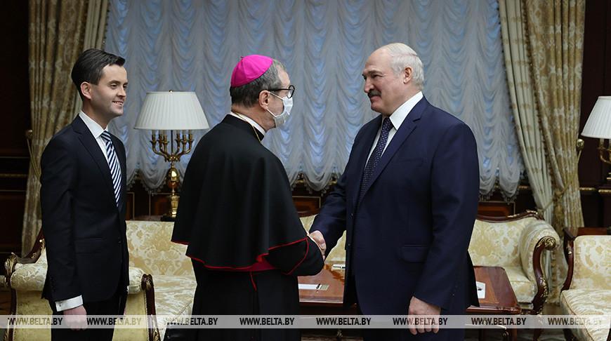 Лукашенко встретился со спецпосланником Папы Римского