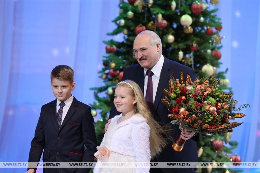 Лукашенко: люди, дарящие доброту и теплоту нуждающимся, стали образцом белорусской нации