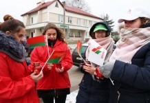 Память сердца. Молодые люди зажгли свечи у братских могил