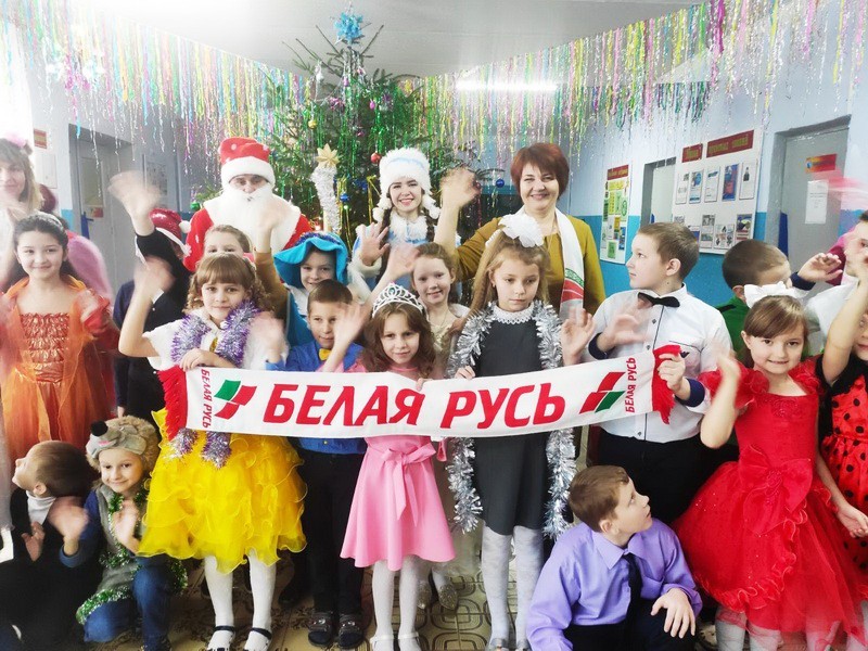 Посмотрите, какой подарок к Новому году получил коллектив Мазоловской школы от Белой Руси