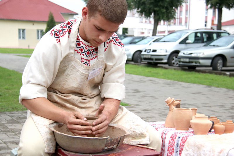 В Мстиславле возрождают традиции гончарства. Узнали, кто первым сел за гончарный круг