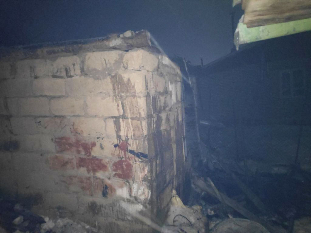 Крыша сарая сгорела во время пожара во 2-м переулке Ленинском