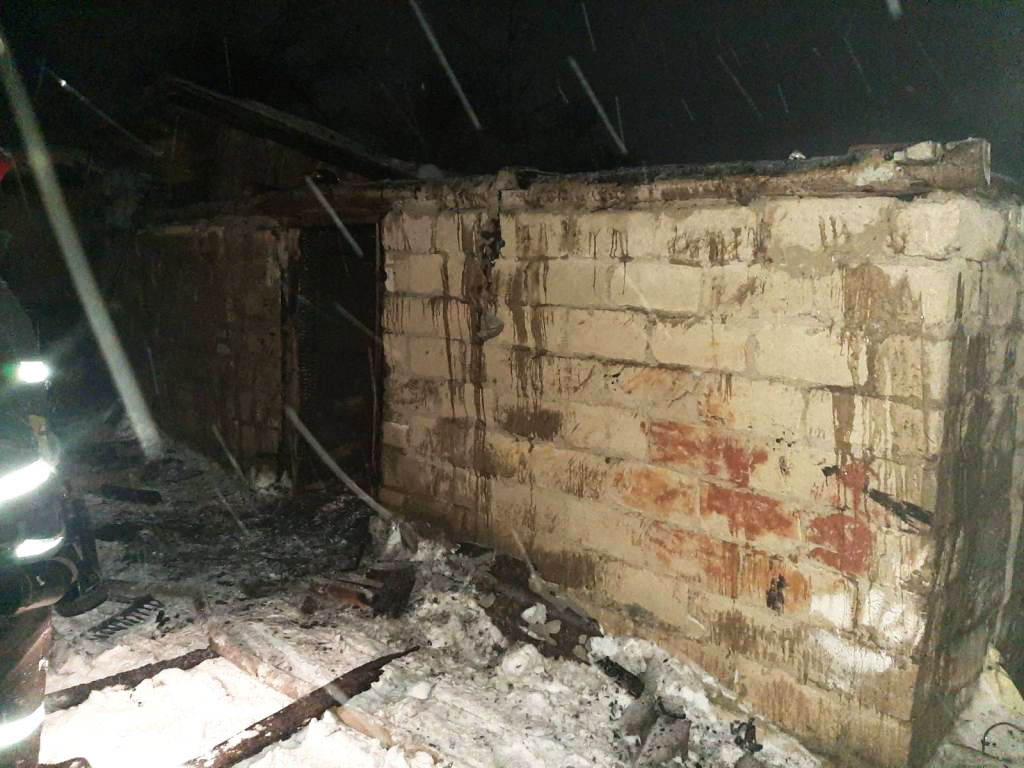 Крыша сарая сгорела во время пожара во 2-м переулке Ленинском