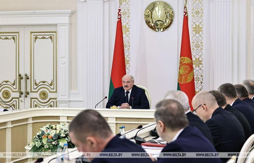 "Ответственность — ключевой аспект" — Лукашенко озвучил требования к перераспределению полномочий