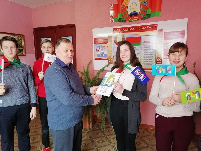 В День Конституции школьникам из Копачей вручили подарки от Президента