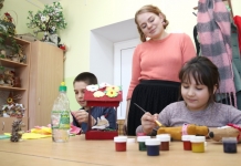 Как молодой дизайнер учит детей видеть красоту в простых вещах
