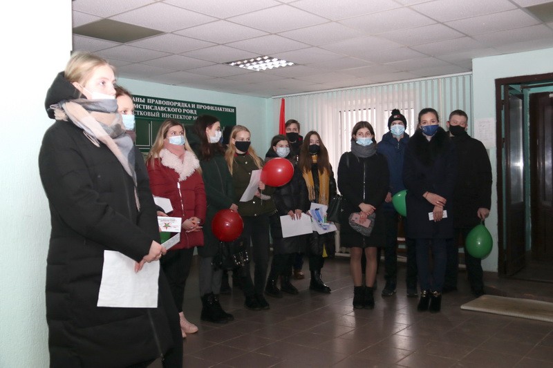 Активисты БРСМ поздравили сотрудников милиции с их профессиональным праздником