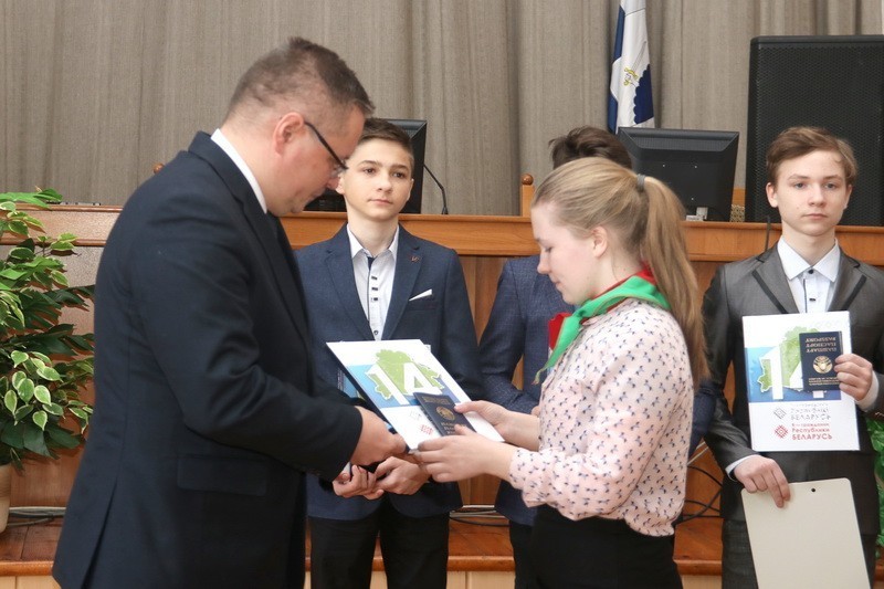 Дмитрий Пимошенко вручил школьникам паспорта