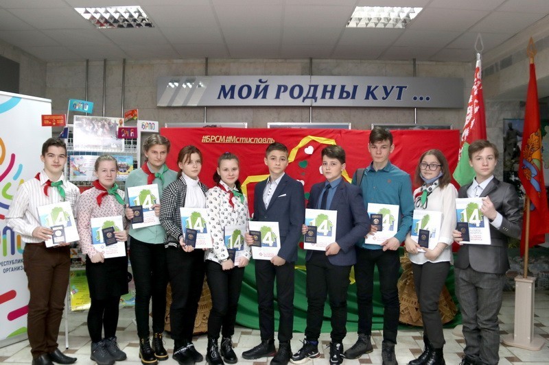 Дмитрий Пимошенко вручил школьникам паспорта