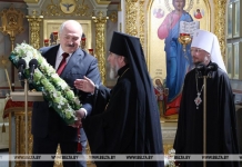 Лукашенко передал в дар церкви воссозданную святыню — напрестольный Туровский крест