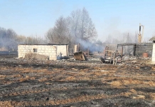 Дом и три хозпостройки сгорели в районе при выжигании сухой травы