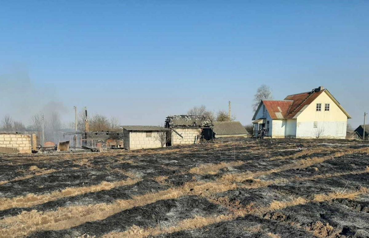 Дом и три хозпостройки сгорели в районе при выжигании сухой травы