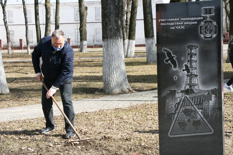 Мстиславчане благоустроили территорию у памятника участникам ликвидации последствий аварии на Чернобыльской АЭС