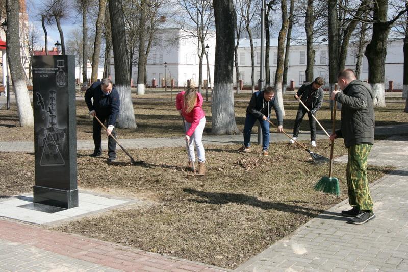 Мстиславчане благоустроили территорию у памятника участникам ликвидации последствий аварии на Чернобыльской АЭС