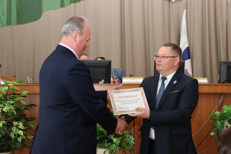 Дмитрий Пимошенко вручил сертификаты на приобретение мотокос председателям сельисполкомов района