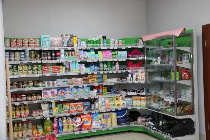 Заведующий магазином вынесла из магазина товаров на 11 000 рублей.