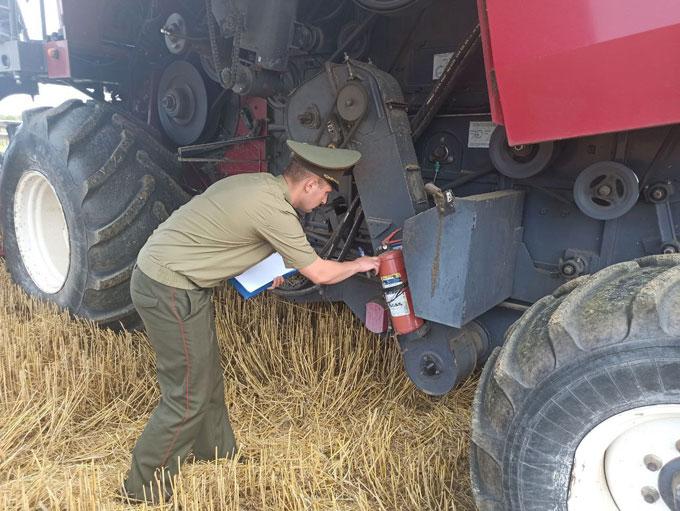 Спасатели продолжают проводить рейды по местам уборки зерновых