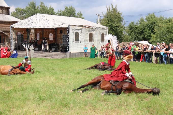 Крылатые всадники клуба «Золотая шпора» выступили на Замковой горе в Мстиславле. Обновлено