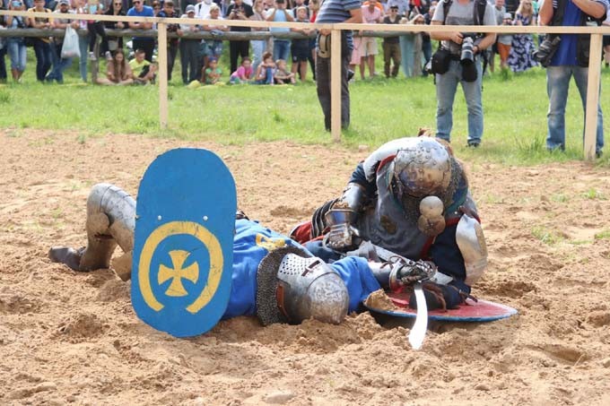 Бесстрашные рыцари сошлись в горячей битве на празднике Средневековья. Обновлено