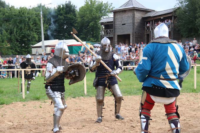 Бесстрашные рыцари сошлись в горячей битве на празднике Средневековья. Обновлено