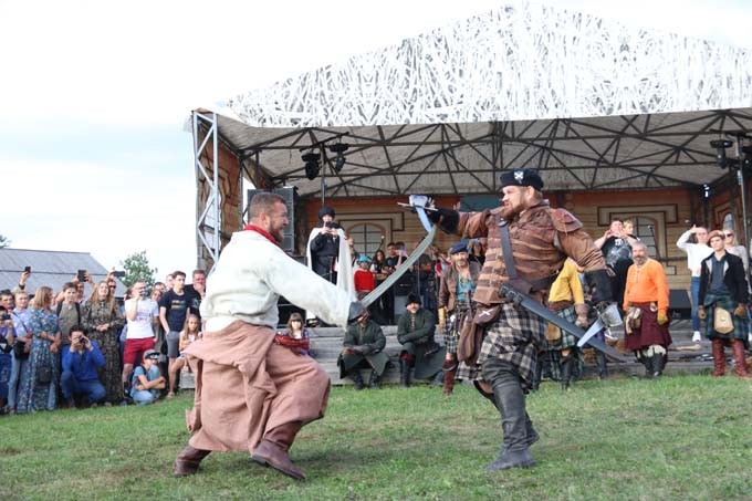 Белорусские "шотландцы" представили зрелищное шоу в Мстиславле. Фото