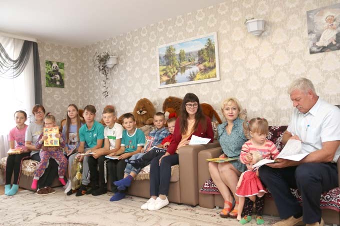 Приёмная семья Рябцевых получила помощь к школе