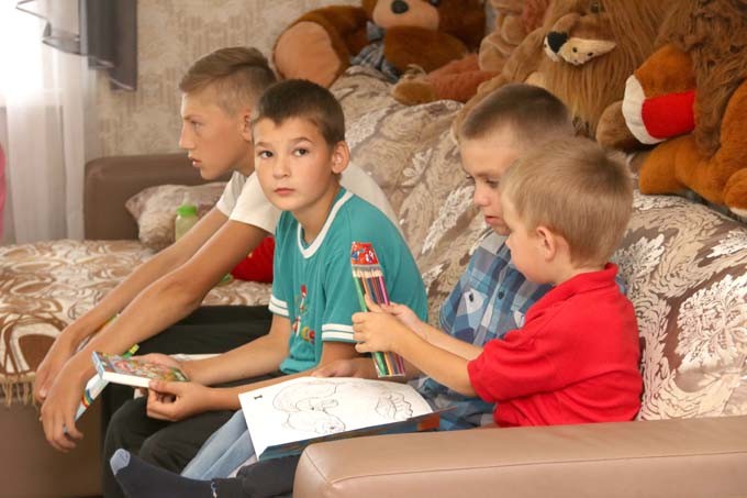 Приёмная семья Рябцевых получила помощь к школе