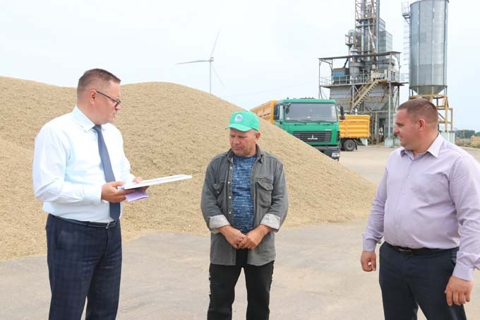 Водитель ОАО «СГЦ «Вихра» Михаил Титов перевёз три тысяч тонн хлеба