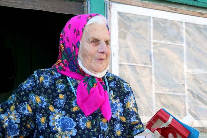Подарки в День пожилых людей. Белая Русь поздравила ветеранов труда с праздником