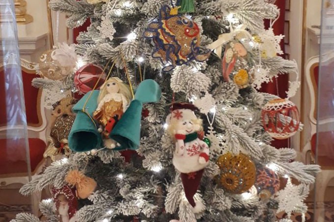 Рождественская игрушка мстиславчанина Николая Войно украсила ёлку Несвижского замка