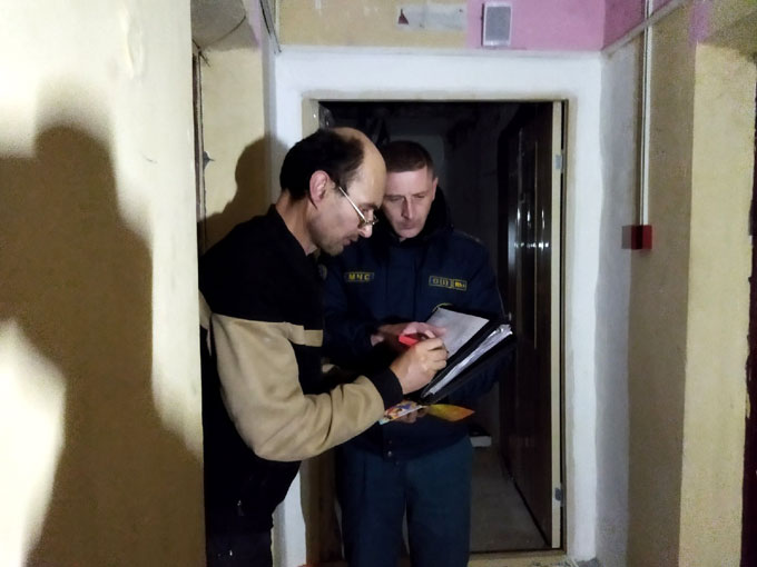 Спасатели пожелали безопасного Нового года жильцам общежития