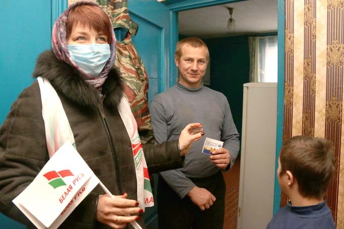 Продуктовые наборы и денежные сертификаты от "Белой Руси" вручили людям с инвалидностью