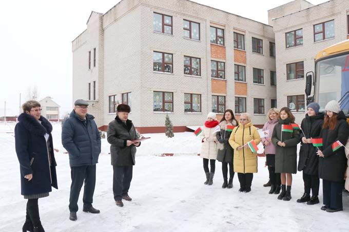В канун Нового года Мстиславской школе подарили автобус