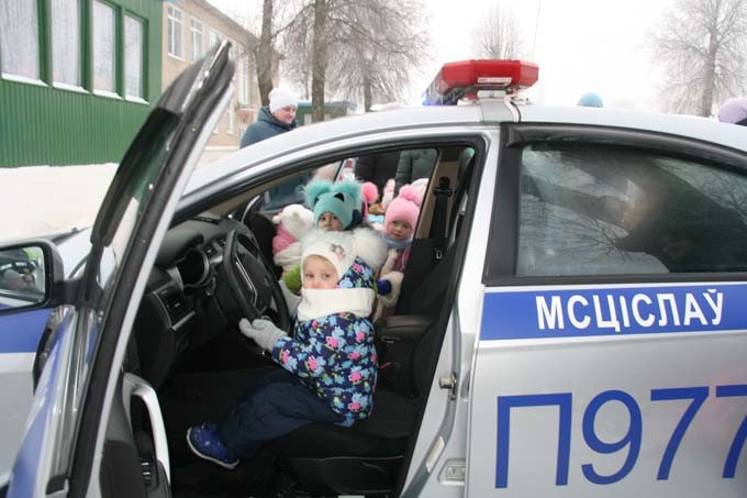 Наши дети. Мстиславские милиционеры приняли участие в благотворительной акции