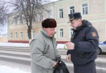 Инспекторы ГАИ дарили пешеходам города фликеры