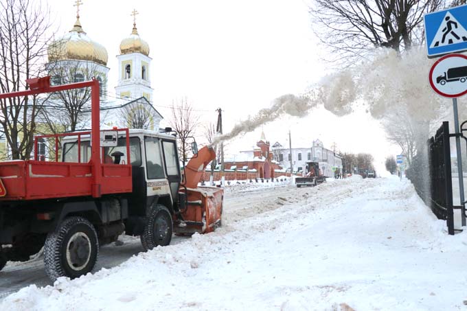 В Мстиславле продолжается расчистка улиц от снега. Фото
