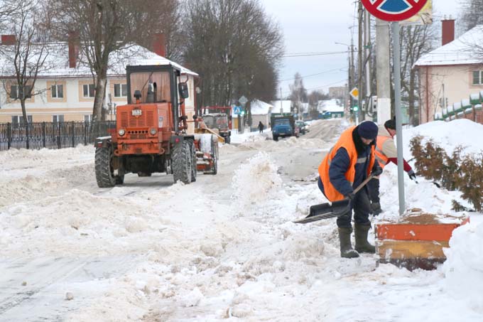 В Мстиславле продолжается расчистка улиц от снега. Фото