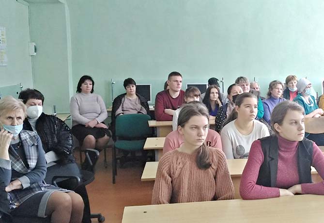 Елена Колеснёва обсудила с педагогами дополнения и изменения Основного Закона
