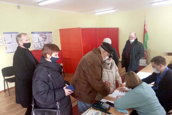 На Первомайский участок для голосования по референдуму приходят голосовать досрочно семьями