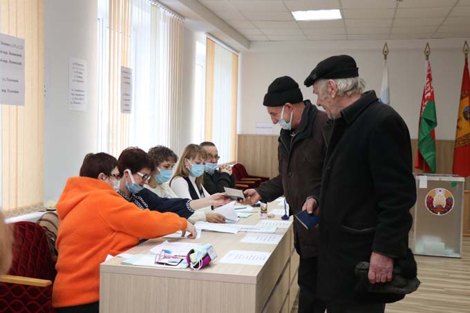 На Дзержинском участке для голосования мстиславчане делают свой выбор