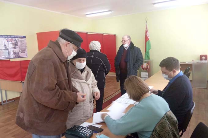 На Первомайский участок для голосования по референдуму приходят голосовать досрочно семьями