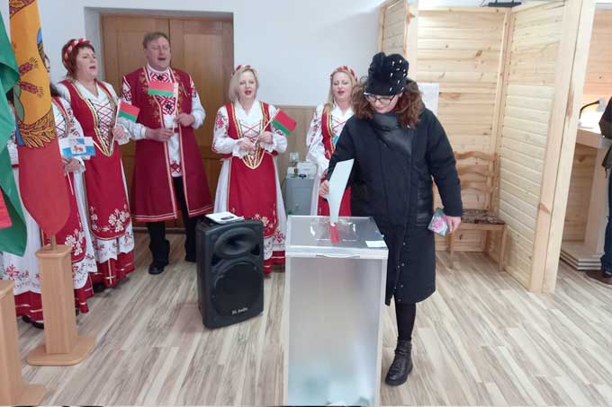 На Дзержинском участке для голосования мстиславчане делают свой выбор