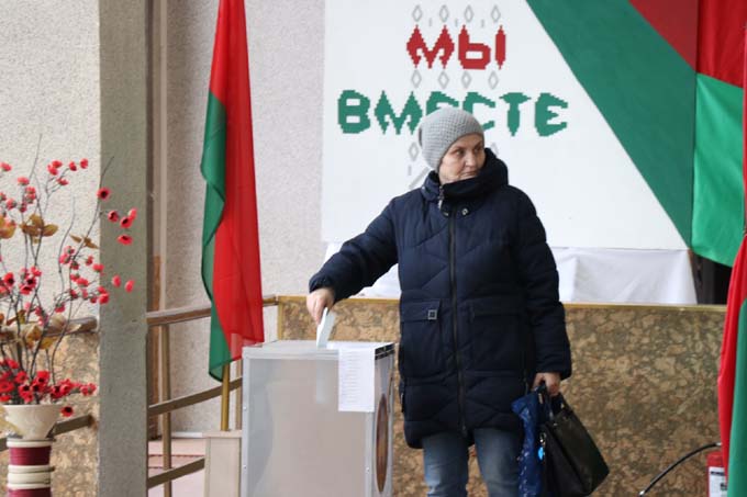 В праздничной атмосфере мстиславчане голосуют на Центральном участке №1. Обновлено