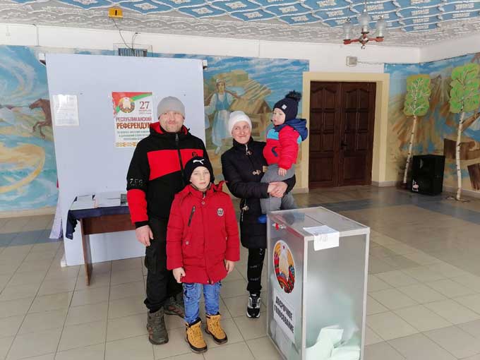 В последний день досрочного голосования в Копачёвском сельисполкоме объявили о старте инициативы «На референдум всей семьёй»