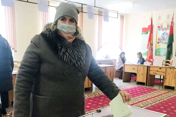 На участке для голосования №4 мстиславчане досрочно голосуют за счастливое и мирное будущее Беларуси