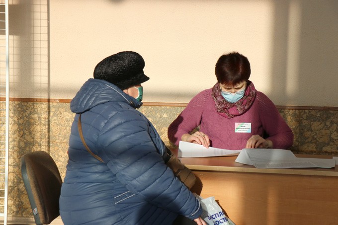 Посмотрите, как началось досрочное голосование на референдуме на Центральном участке в Мстиславле
