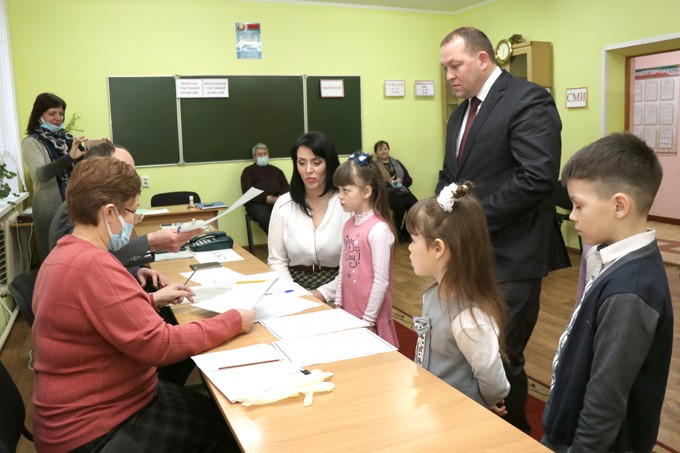 Дмитрий Акулич с семьёй проголосовал за крепкое государство и мирную Беларусь
